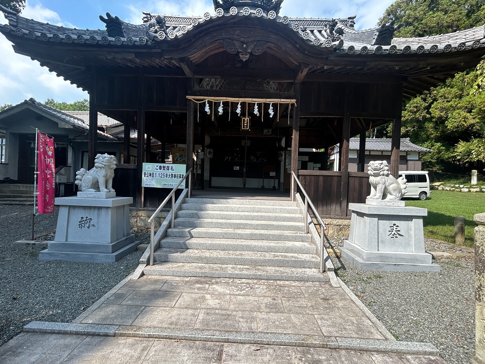 【太子町　黒岡神社】ａｆｔｅｒ　（ 狛犬1対）今回は、『狛犬1対・灯篭1基・なで牛の石像・階段の整備』をさせていただきました。「狛犬」は、神社や寺院の入り口で見かける守護者です。狛犬の由来は、古代中国の獅子像が日本に伝わり、神道の守護神として祀られるようになったことから始まります。新しい狛犬は、訪れる人々を温かく迎え入れ、悪邪を防ぐ役割を担っています。美しいデザインと彫刻の技術が施された新しい狛犬は、地域の文化や伝統を象徴し、神社の景観を引き立て益々、地域の方々に愛されていくことでしょう。