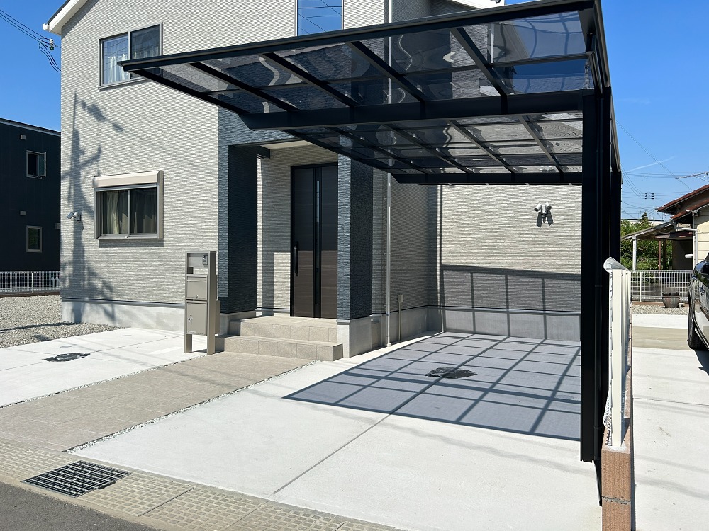 【姫路市　Ｓ様邸】外観にあったカーポートは、家の魅力を引き立てる大切な要素ですね！ このカーポートは、スタイリッシュなデザインで車を保護しながら、玄関へのアクセスもスムーズにします。透明な屋根が自然光を取り入れ、明るいスペースを作り出します。また、耐候性にも優れているため、長期間にわたり美しさを保ちます。機能性とデザイン性を兼ね備えたこのカーポートは、日常生活を快適にしつつ、家の外観をより魅力的に演出します。　・カーポート：ＬＩＸＩＬ　ネスカ　Ｆタイプ　・屋根材：ポリカーボネート　クリアブルー