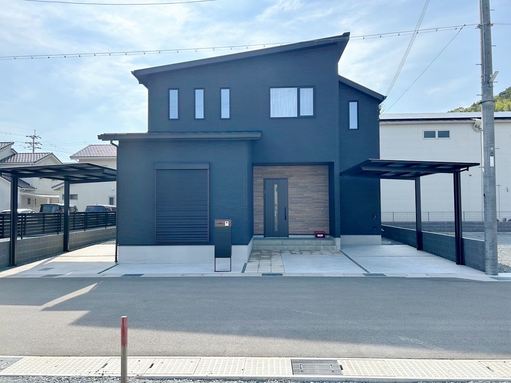 【太子町　I様邸】黒と木目調で統一された、建物の外観と外構デザインが全体的に洗練された印象を与えてくれます。シンプルで現代的なラインが、外観の黒いファサードと見事に調和しています。外構全体のデザインの一貫性を重視し、カーポートだけでなく、駐車スペースやアプローチの統一感を意識して施工しました。また、広い敷地の雑草対策として土間コンクリート仕上げと防草シート施工は、今後、生活していく上で「やってて良かった！」と思っていただけることでしょう。　カーポート：三協アルミ　セルフィ　ブラックポリカ　フェンス　：三協アルミ　レジリア　ＹＫ3　機能門柱　：ＬＩＸＩＬ　ＦＦ　宅配ボックス付